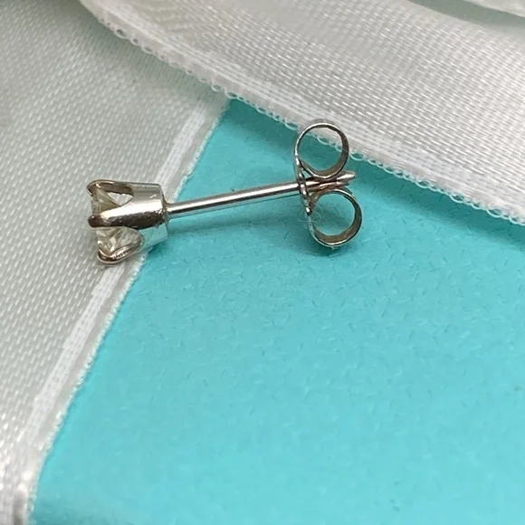 New 1/10 carat diamond stud earring 14k very nice. - Picture 2 of 3